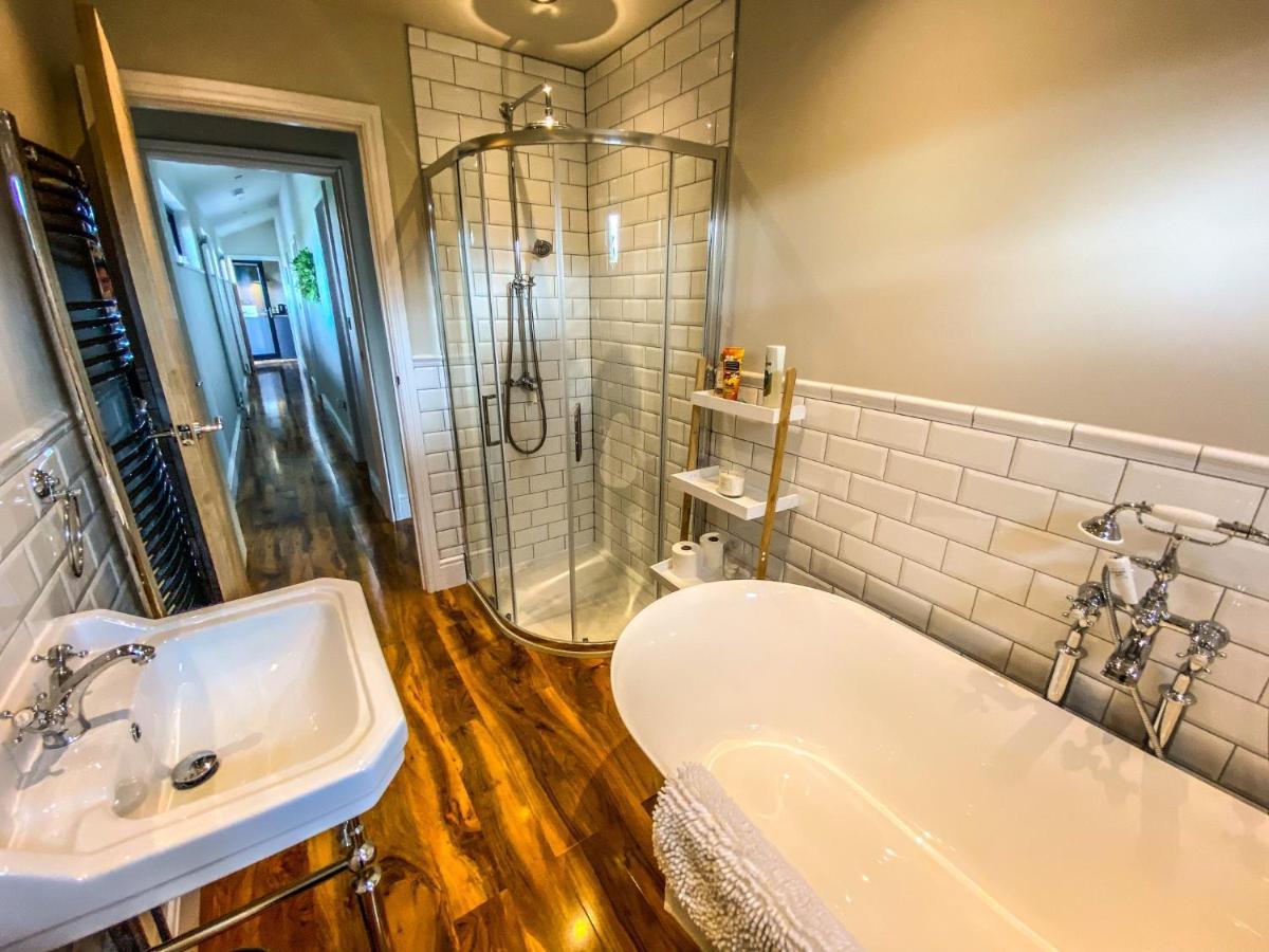 Immaculate 4-bed Private Luxury Near Holiday home