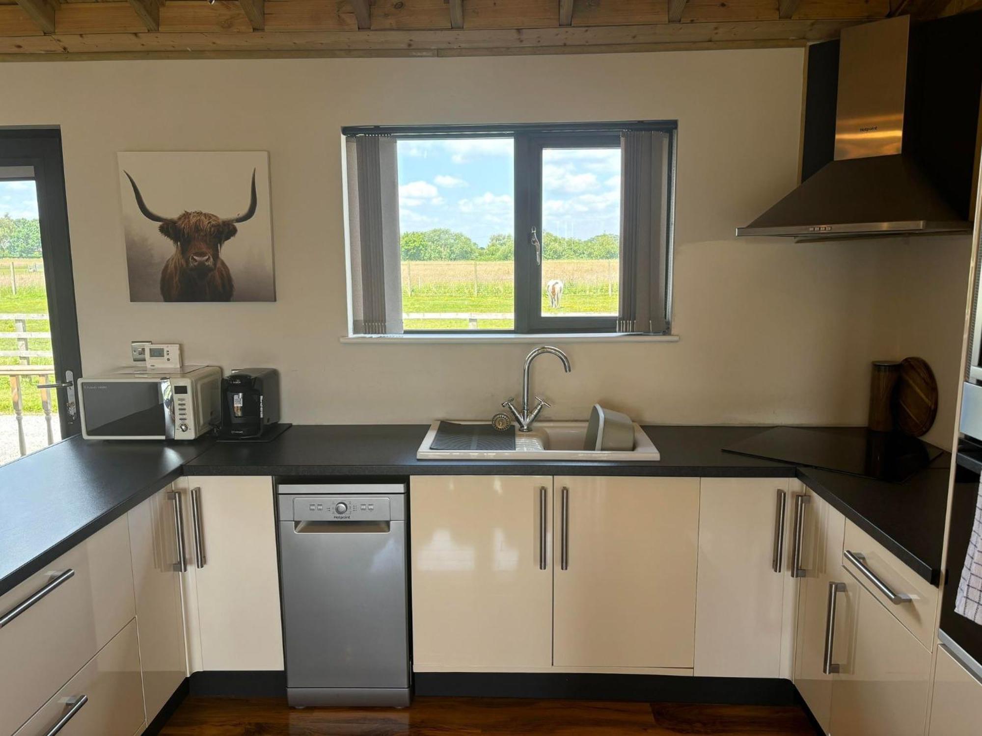 Immaculate 4-bed Private Luxury Near